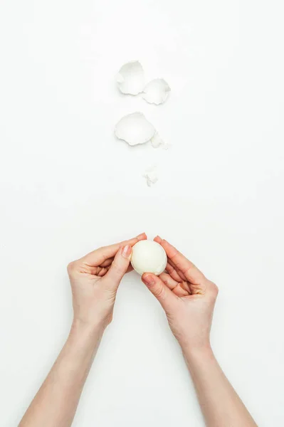 Imagen Recortada Mujer Pelando Huevo Cocido Aislado Blanco — Foto de Stock