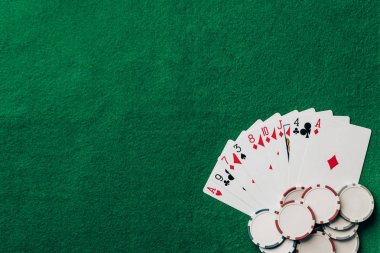 Kavram kartları ve casino masa yongaları ile kumar