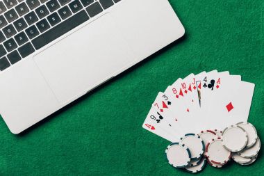 İskambil ve dizüstü bilgisayar tarafından casino masada çipleri