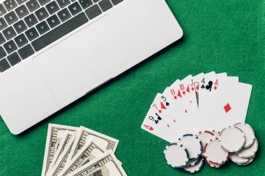 Ve masada dizüstü bilgisayar tarafından para ile online kumar kavramı