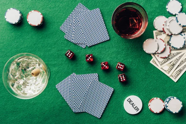 Concepto Juego Con Alcohol Mesa Del Casino Con Cartas Dados —  Fotos de Stock