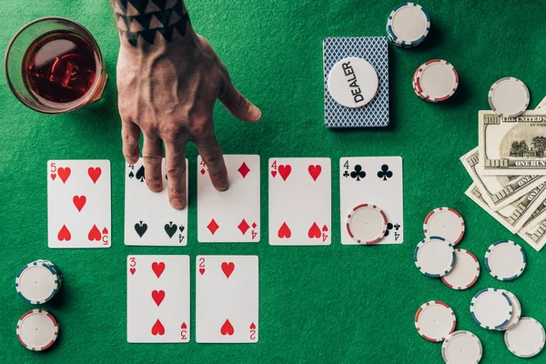 Homem Que Escolhe Cartões Pelo Uísque Tabela Casino — Fotografia de Stock