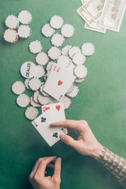 Erkek el ile poker kartları casino masa tarafından