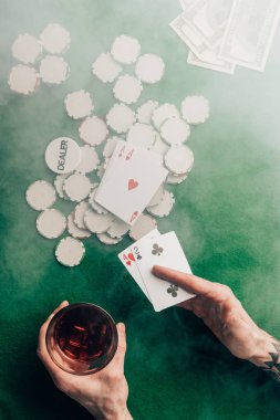 Viski ve poker kartları casino tabloya göre adamla