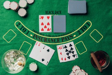 Kavram kartları ve casino masa yongaları ile kumar