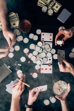 Poker casino masa kartları ve patates kızartması ile oynayanlar üzerinde duman