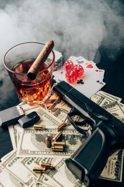 Silah ve mermi ile nesneleri para ve kumar casino tabloda