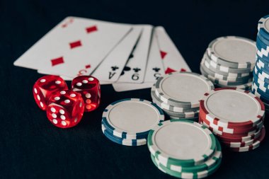 Kartları ve cips casino masada oynama ile zar