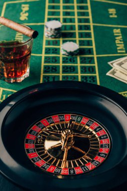 Casino rulet ve viski ve puro ile cam tabloyla
