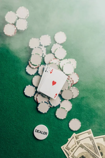 ギャンブル カードとカジノのテーブル上のチップのコンセプト  — 無料ストックフォト