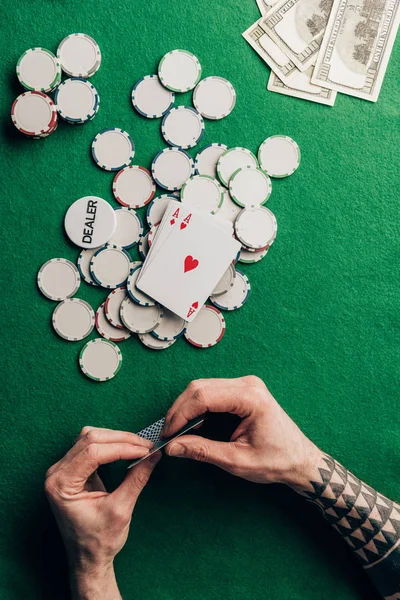 Hombre Sosteniendo Cartas Póquer Por Mesa Casino Con Fichas —  Fotos de Stock
