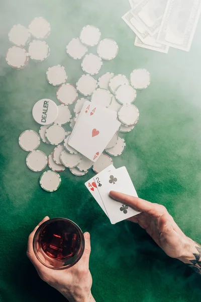 Άνθρωπος Ουίσκι Και Πόκερ Κάρτες Καζίνο Στο Τραπέζι — Φωτογραφία Αρχείου