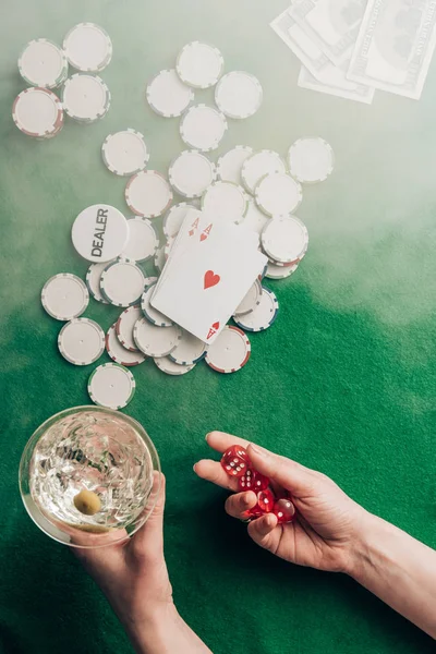 Mujer Jugando Dados Juego Por Mesa Casino — Foto de stock gratuita