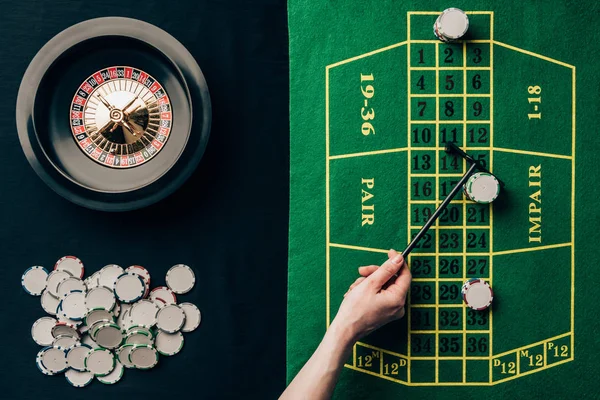 Frau Bewegt Chips Auf Casino Tisch Mit Roulette — Stockfoto