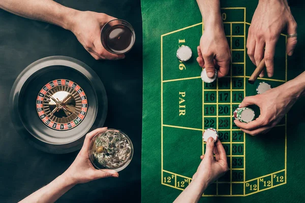 Mano Con Whisky Patatine Tavolo Del Casinò Con Scommesse Roulette — Foto Stock