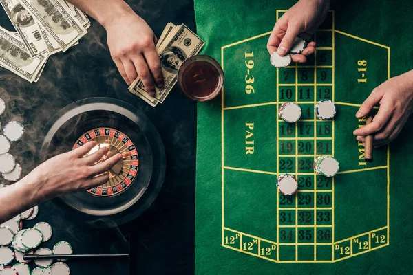 Persone Che Piazzano Scommesse Mentre Giocano Alla Roulette Sul Tavolo — Foto Stock