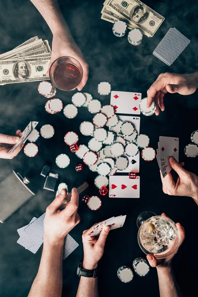 メガネのお金とチップをカジノ テーブルでポーカーをプレイ中のアルコールを持つ人々 煙します — ストック写真