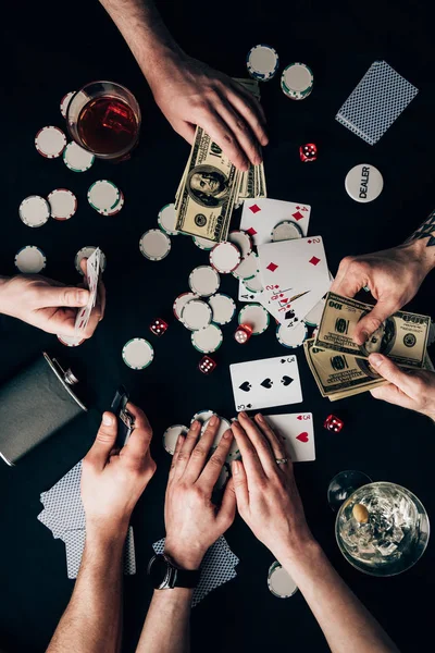 お金とチップをカジノ テーブルでポーカーをプレイする人々 — ストック写真