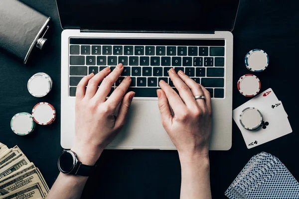 Frau Reicht Laptop Mit Karten Und Chips Auf Casino Tisch — Stockfoto