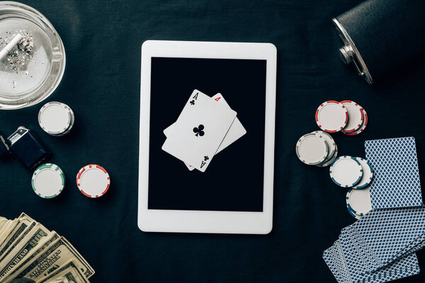 Онлайн азартные игры с игральными картами и чипами с помощью цифрового планшета
