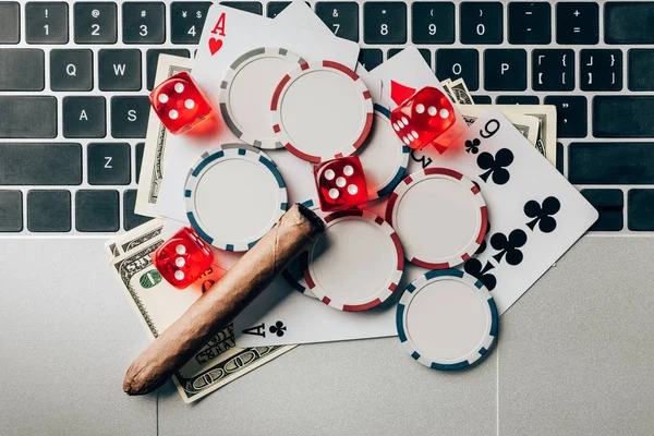 Online Τυχερά Παιχνίδια Έννοια Τσιπ Και Χρήματα Για Laptop — Φωτογραφία Αρχείου