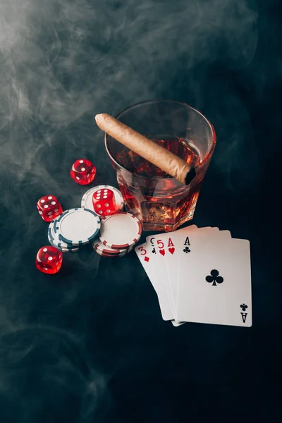 Τυχερά Παιχνίδια Έννοια Ουίσκι Στο Καζίνο Πίνακας Χαρτιά Και Ζάρια — Φωτογραφία Αρχείου
