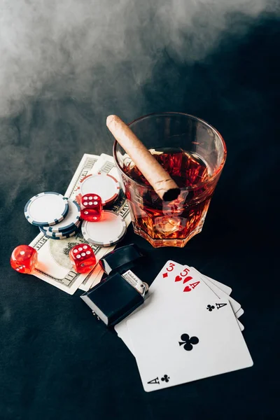威士忌和雪茄在桌子上的筹码和金钱烟雾 — 图库照片