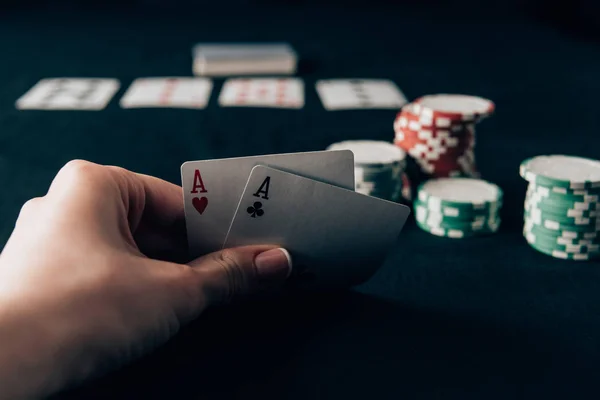 Frau Hält Spielkarten Casino Tisch — Stockfoto