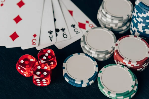 Pilhas Fichas Com Dados Cartas Jogo Mesa Casino — Fotografia de Stock