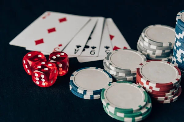 Ζάρια Παίζοντας Κάρτες Και Μάρκες Στο Τραπέζι Καζίνο — Φωτογραφία Αρχείου