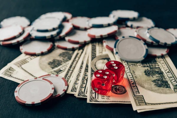 Geld Mit Würfeln Und Chips Auf Dem Casino Tisch — Stockfoto