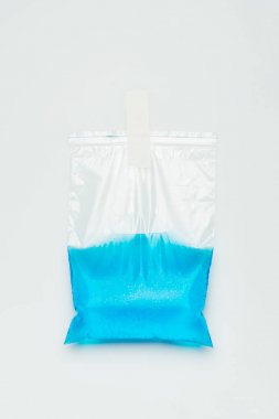 mavi su asılı beyaz, dünya gün kavramı izole plastik torba