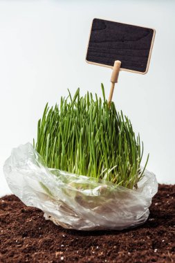 fide yazı tahtası beyaz, dünya gün kavramı izole topraklarında plastik torba ile