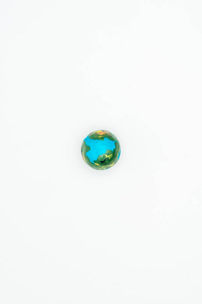 верхний вид земной модели изолированы на белый, Земля день концепции
