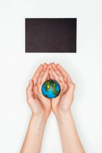 Körülvágott Kép Tartja Föld Modell Tábla Elszigetelt Fehér Föld Napja — Stock Fotó
