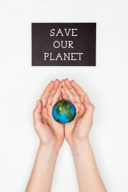 dünya modeli işareti altında elinde tutan kadın kırpılmış görüntü gezegenimizin beyaz, dünya gün kavramı izole kaydetmek