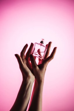 kırpılan görünümünü parfüm şişesi, pink izole tutan kadın