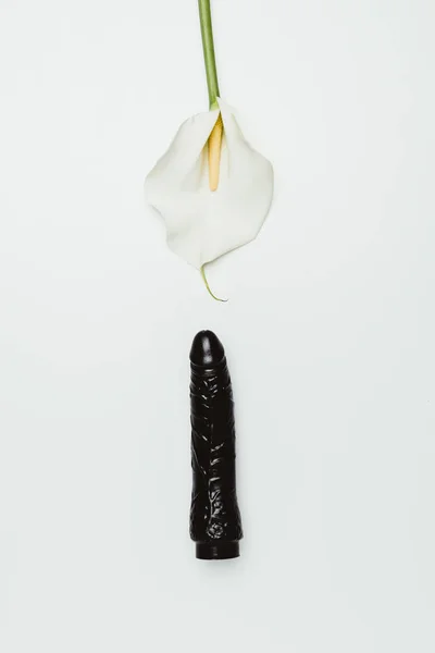 Dildo Nero Con Fiore Calla Bianco Isolato Bianco — Foto Stock