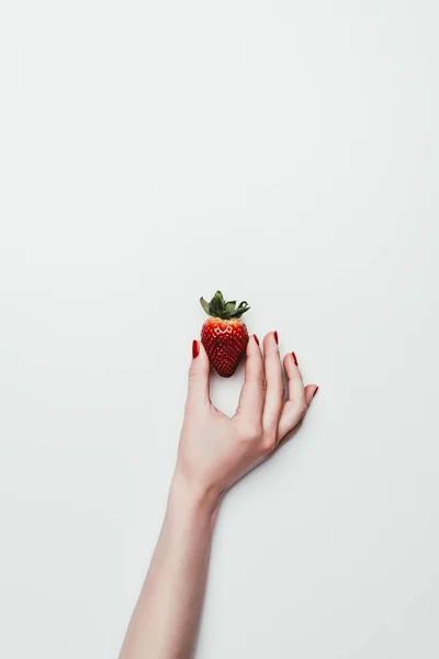 女性手捧成熟的草莓白色隔离 — 图库照片