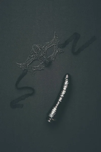 黑色假阳具和蕾丝面具隔离黑色 — 图库照片