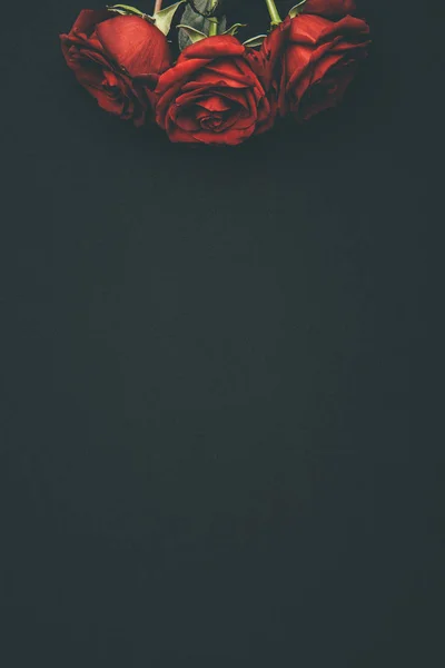 Strauß Blühender Roter Rosen Auf Schwarzem Grund — Stockfoto
