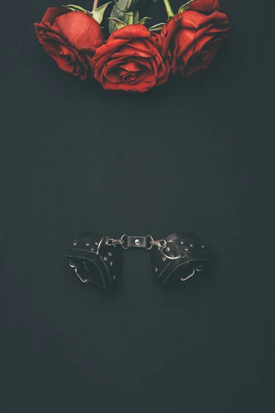 Δερμάτινες Χειροπέδες Ροδαλά Λουλούδια Που Απομονώνονται Μαύρο — Φωτογραφία Αρχείου