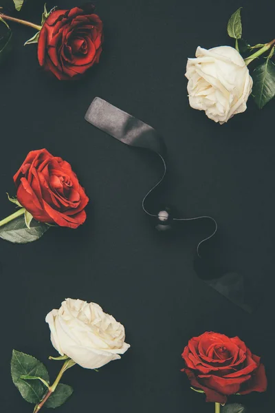 Bola Preta Mordaça Com Flores Rosas Isoladas Preto — Fotografia de Stock