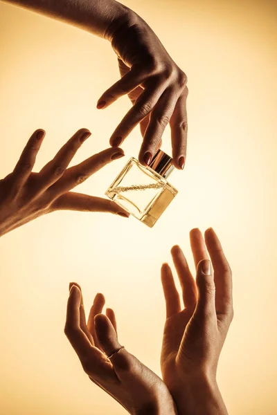 Bijgesneden Beeld Van Vrouwen Die Houden Van Luxe Fles Parfum — Stockfoto