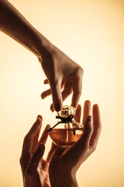 Vista Cortada Mãos Femininas Com Frasco Perfume Isolado Amarelo — Fotografia de Stock