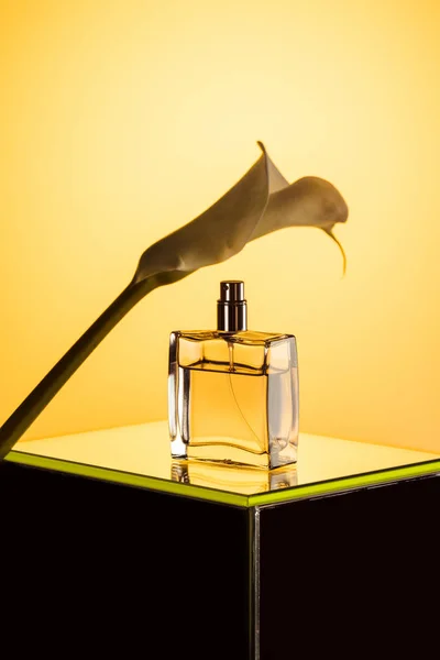 Frasco Spray Perfume Flor Calla Amarelo — Fotografia de Stock