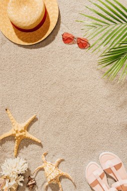 kum plajındaki şık şapka ile güneş gözlüğü ve sandal Üstten Görünüm