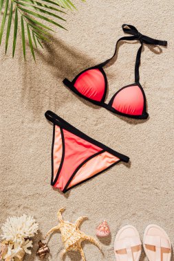 şık bikini kumsalda yalan Üstten Görünüm