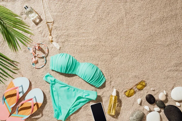 Bovenaanzicht Van Blauwe Bikini Met Verschillende Accessoires Aan Zandstrand — Stockfoto