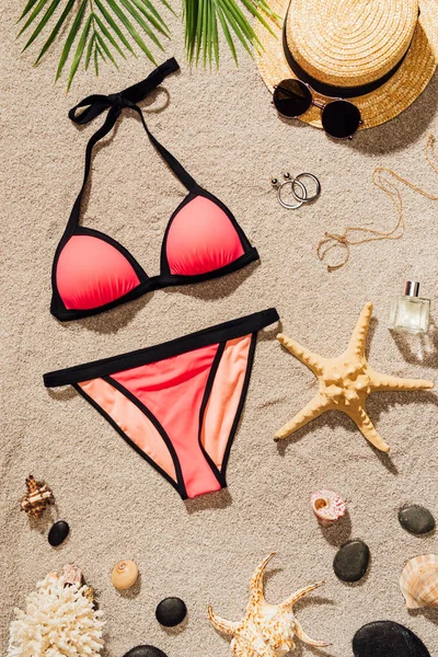 Oversikt Stilige Rosa Bikini Med Ulikt Tilbehør Sandstrand – stockfoto